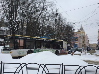 У Чернівцях через снігопад утворилися затори: пасажири «беруть штурмом» маршрутки