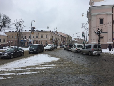 У Чернівцях через снігопад утворилися затори: пасажири «беруть штурмом» маршрутки