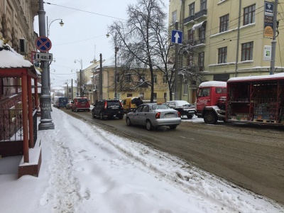 У Чернівцях через снігопад утворилися затори: пасажири «беруть штурмом» маршрутки