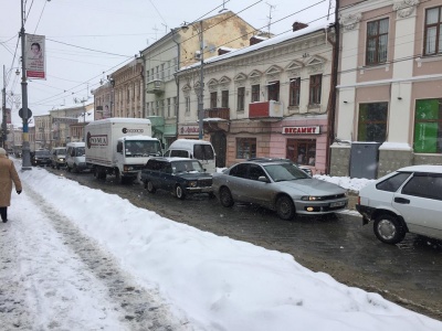 У Чернівцях через снігопад утворилися затори: пасажири «беруть штурмом» маршрутки