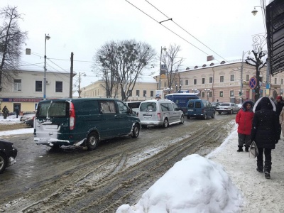 У Чернівцях через снігопад утворилися затори: пасажири «беруть штурмом» маршрутки