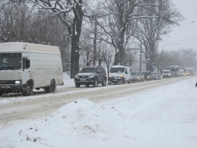 У Чернівцях через снігопад утворилися затори: пасажири «беруть штурмом» маршрутки