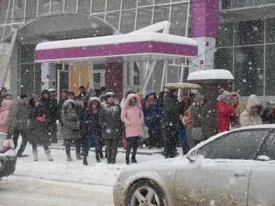 У Чернівцях через снігопад утворилися затори: пасажири «беруть штурмом» маршрутки