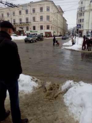 У центрі Чернівців комунальники «забули» прибрати сніг на пішохідних переходах (ФОТО)