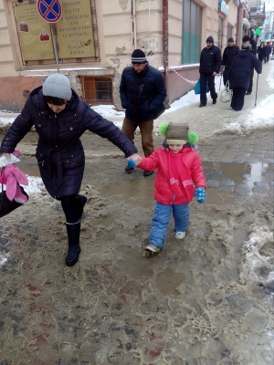 У центрі Чернівців комунальники «забули» прибрати сніг на пішохідних переходах (ФОТО)