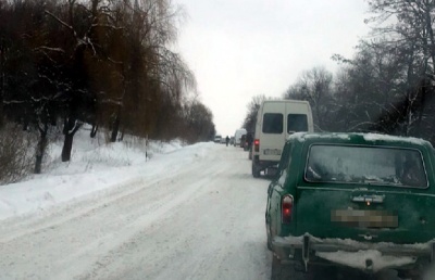 Дорожній колапс: на Буковині через снігопад на трасі утворився 10-кілометровий затор
