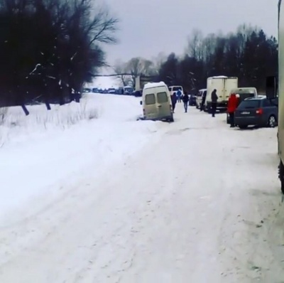 Дорожній колапс: на Буковині через снігопад на трасі утворився 10-кілометровий затор