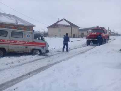 На Буковині рятувальники відбуксували із снігових заметів три карети швидкої допомоги