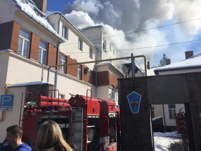 У Чернівцях з приміщення транспортного коледжу евакуювали кілька сотень людей через масштабну пожежу