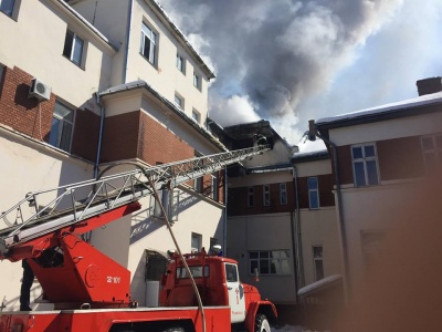 У Чернівцях з приміщення транспортного коледжу евакуювали кілька сотень людей через масштабну пожежу