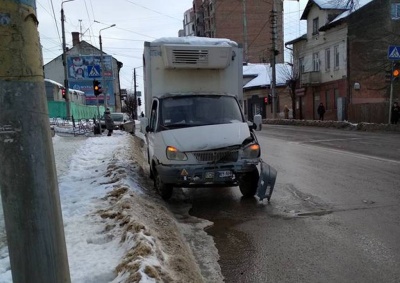 У Чернівцях зіткнулись вантажівка і легковик: постраждала огорожа