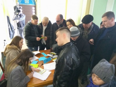 У Чернівцях кілька сотень мешканців зібралися на збори з відкликання 6 депутатів міськради