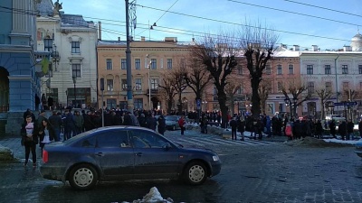 Під мерією Чернівців група людей влаштувала мітинг проти відкликання депутатів міськради