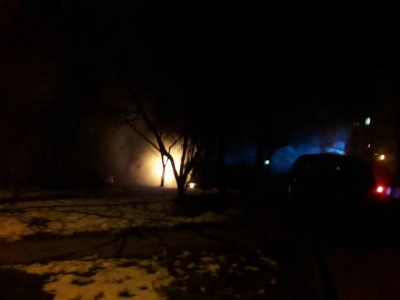 У Чернівцях посеред ночі під житловим будинком загорівся легковик
