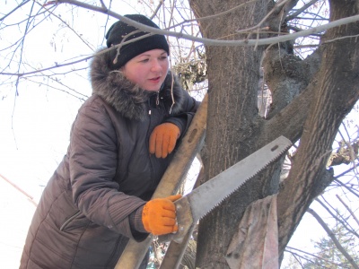 «Взимку обрізаю дерева, навесні копаю землю»: як працівниці зелентресту наводять порядок у Чернівцях