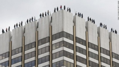 Пам'ятник самогубцям. У Лондоні на краю хмарочоса встановили 84 чоловічі фігури