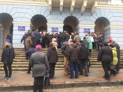 «Ні черговому гіпербуду»: підприємці розповіли, чому прийшли пікетувати Чернівецьку міськраду