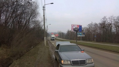 У Чернівцях біля Калинівського ринку автомобіль в'їхав у яму і залишився без колеса (ФОТО)