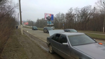 У Чернівцях біля Калинівського ринку автомобіль в'їхав у яму і залишився без колеса (ФОТО)