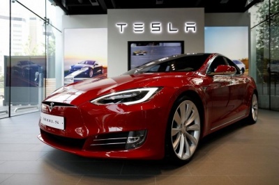 Tesla відкликає понад 120 тисяч електромобілів