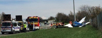 У Франції літак впав на шосе
