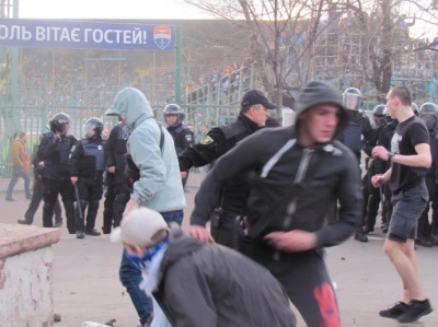 На матчі у Маріуполі кинули вибуховий пакет, між ультрас і поліцією сталаса сутичка