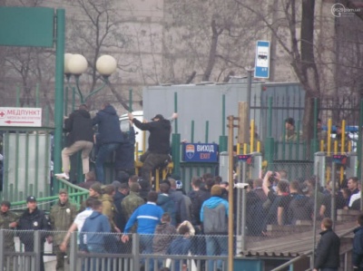 На матчі у Маріуполі кинули вибуховий пакет, між ультрас і поліцією сталаса сутичка