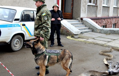 На Буковині через повідомлення про підозрілий пакунок з приміщення РДА евакуювали десятки працівників