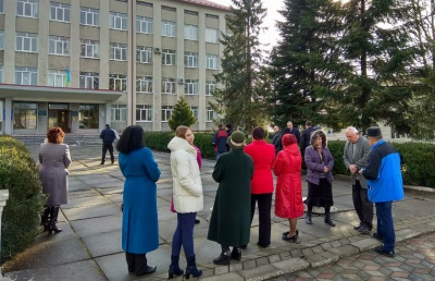 На Буковині через повідомлення про підозрілий пакунок з приміщення РДА евакуювали десятки працівників