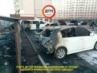 У Києві сталася масштабна пожежа, згоріло 5 авто: фото