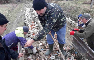 У Чернівецькій області жителі села самостійно взялися за ремонт дороги