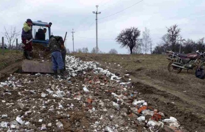 У Чернівецькій області жителі села самостійно взялися за ремонт дороги