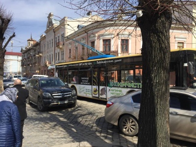 У Чернівцях через аварію на тролейбусній лінії утворились затори (ФОТО)