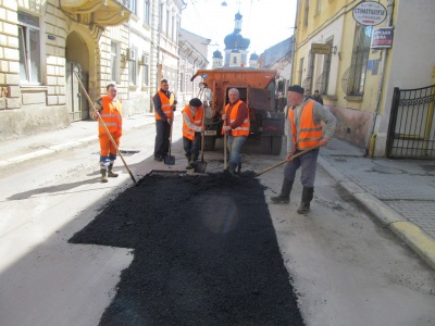У Чернівцях стартував ямковий ремонт доріг: першими латають центральні вулиці