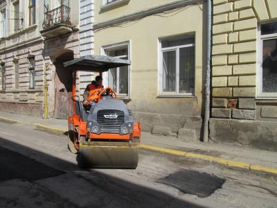 У Чернівцях стартував ямковий ремонт доріг: першими латають центральні вулиці