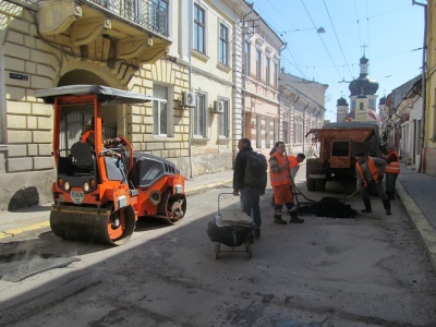 У Чернівцях стартував ямковий ремонт доріг: першими латають центральні вулиці