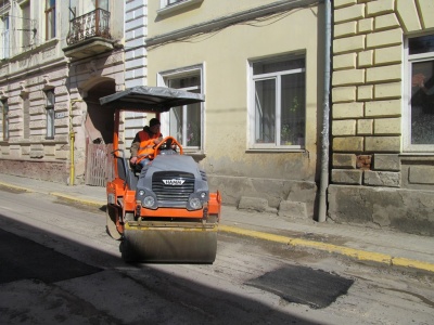 Чернівчан закликають контролювати ремонт доріг