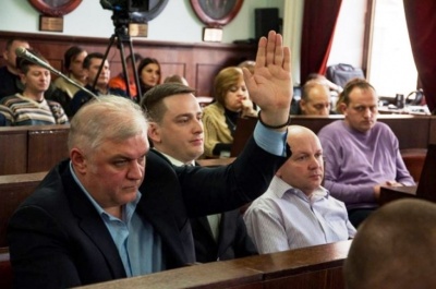 Напад на поліцейську і провал дообрання виконкому. Головні новини Чернівців 4 квітня