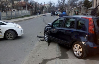 У Чернівцях «Ауді» протаранило «Ніссан»: постраждали обидві автівки