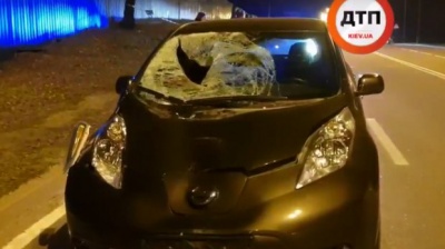 Під Києвом авто на великій швидкості збило насмерть молодого хлопця: відео 18+