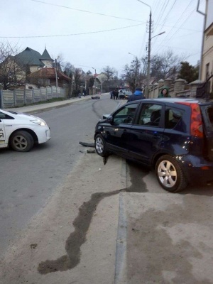 У Черніцях зіткнулися дві автівки: водійку однієї з машин забрали до лікарні (ФОТО)