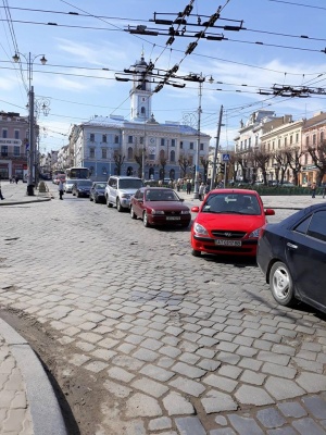 Через ДТП у центрі Чернівців утворився автомобільний затор (ФОТО)