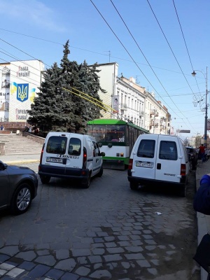 Через ДТП у центрі Чернівців утворився автомобільний затор (ФОТО)