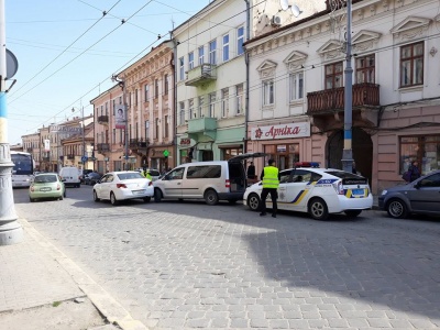 Через ДТП у центрі Чернівців утворився автомобільний затор (ФОТО)