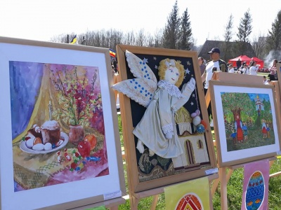 Співають та малюють писанки. У Чернівцях у Музеї просто неба - великоднє свято (ФОТО)