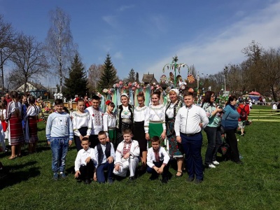 Співають та малюють писанки. У Чернівцях у Музеї просто неба - великоднє свято (ФОТО)