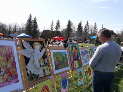 Співають та малюють писанки. У Чернівцях у Музеї просто неба - великоднє свято (ФОТО)