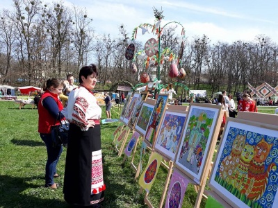 Співають та малюють писанки. У Чернівцях у Музеї просто неба - великоднє свято (ФОТО)