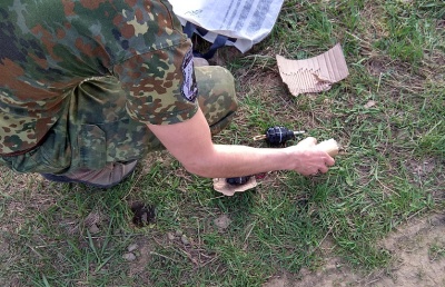 У Чернівецькій області чоловік виявив у канаві дві гранати
