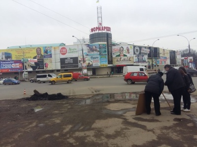 У «Чернівціводоканалі» розповіли причини неприємного запаху на розі проспекту та Небесної сотні